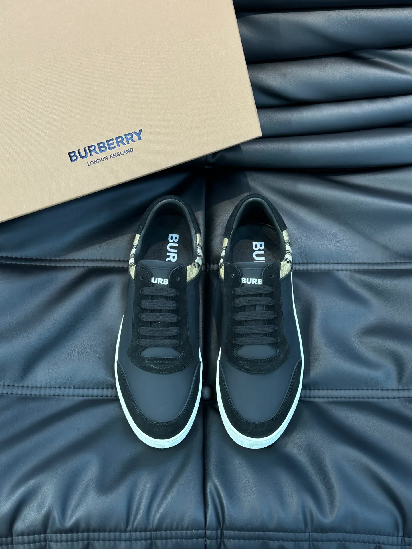 Men's shoes 💰p380 Men's classic low-top sneakers from "burberr*" are reinterpreted with Vintage retro plaid cotton and cowhide materials, and are decorated with a new brand logo. First-layer sheepskin lining, embossed Burberry lettering logo on the heel, T men's shoes 💰pU original outsole! Size: 38-44 (45 46 customized)